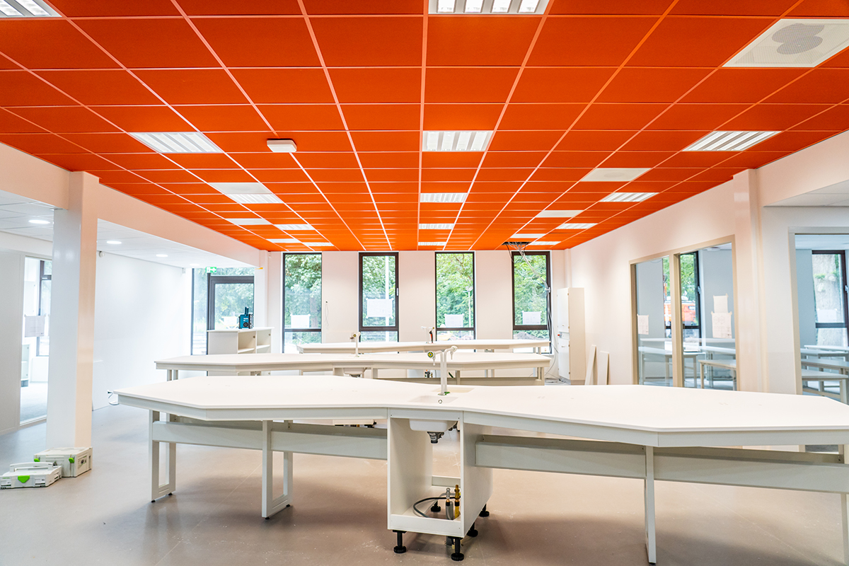 Moderní interiér s barevným kazetovým podhledem a laboratorním vybavením