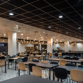 Restaurační prostor s kazetovým podhledem a závěsným osvětlením