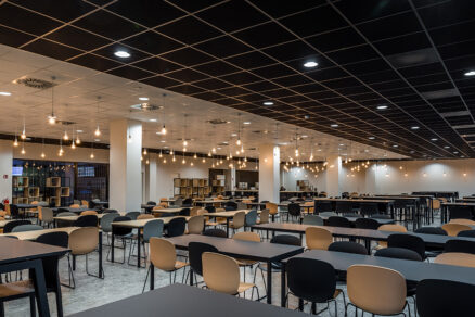 Restaurační prostor s kazetovým podhledem a závěsným osvětlením