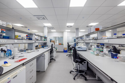 Laboratoř s bílým akustickým podhledem a technickým zázemím