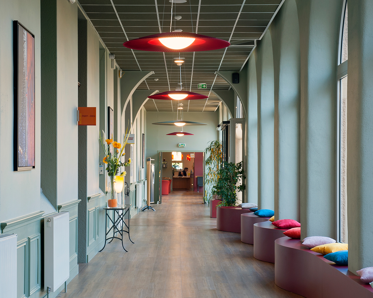 Chodba veřejné budovy s kazetovým podhledem a výrazným osvětlením