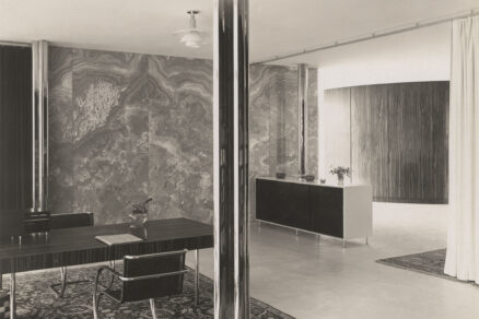 Onyxová stěna jako výrazný přírodní prvek a dominanta obytného prostoru.