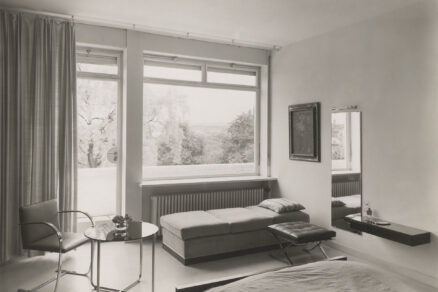 Ložnicová část s kompaktním a intimnějším uspořádáním oproti otevřenému obytnému patru