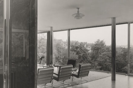 Velkoformátová okna, která lze zasunout do podlahy a propojit interiér se zahradou.