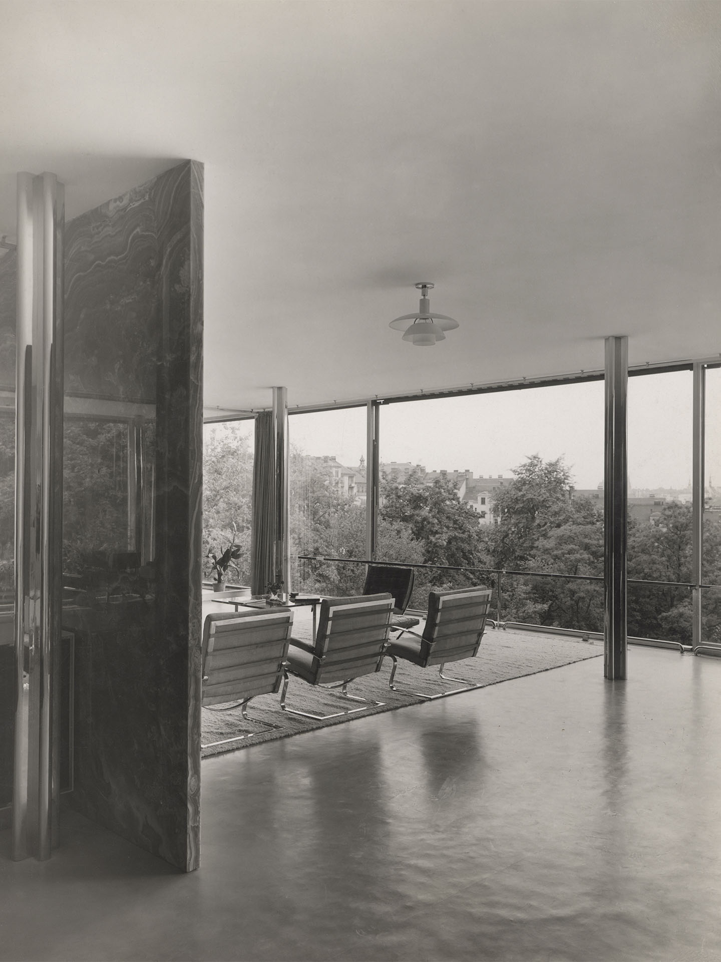 Velkoformátová okna, která lze zasunout do podlahy a propojit interiér se zahradou.