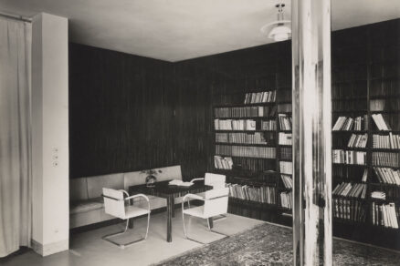 Chromované detaily, bílá linoleová podlaha a ušlechtilé materiály vytvářejí nadčasovou atmosféru interiéru