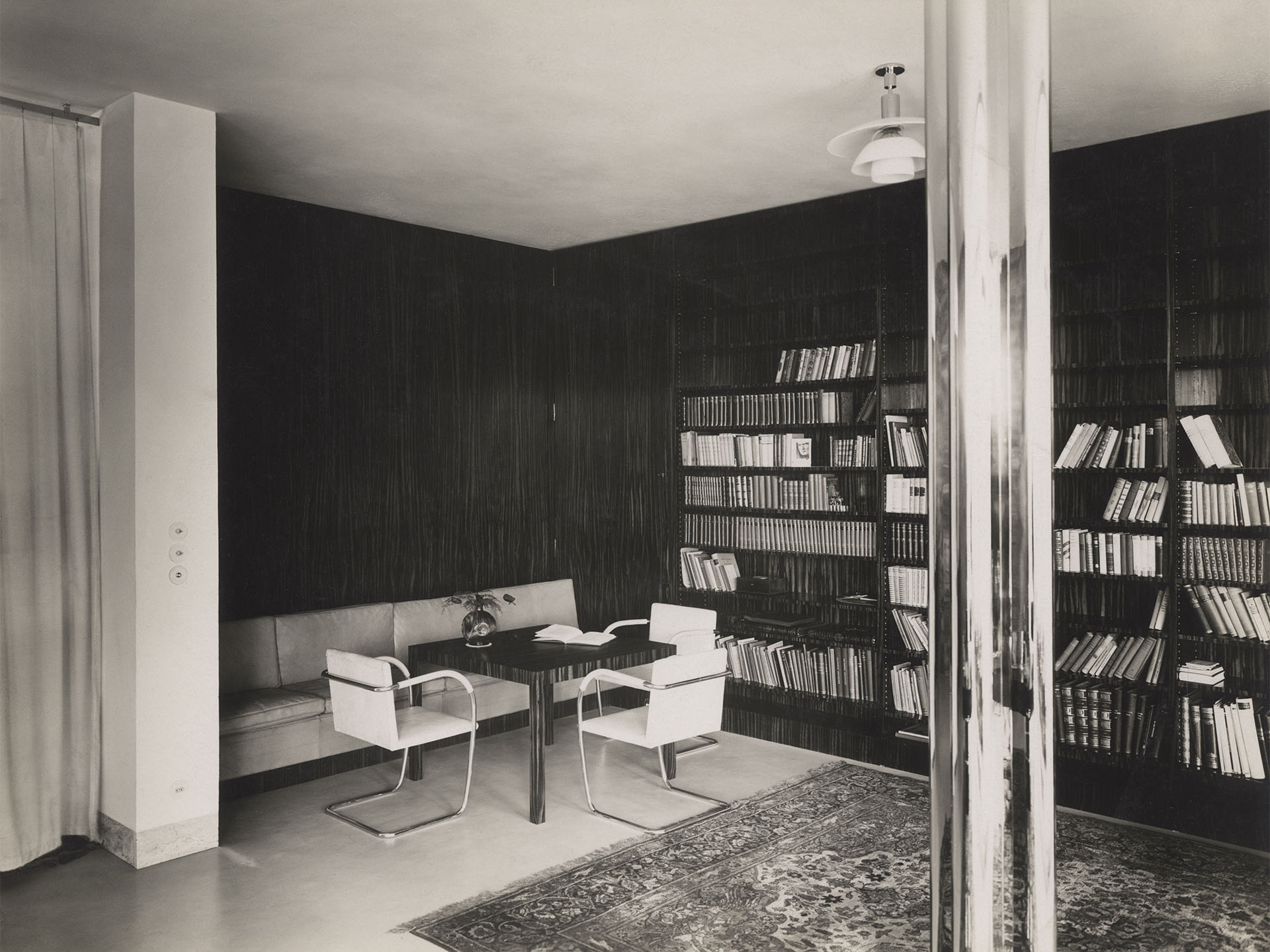 TUG MUMB desandalo 40 web 1 Chromované detaily, bílá linoleová podlaha a ušlechtilé materiály vytvářejí nadčasovou atmosféru interiéru