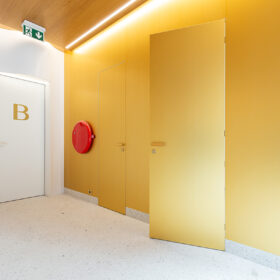 Moderní interiérové dveře v administrativní budově s barevným řešením stěn