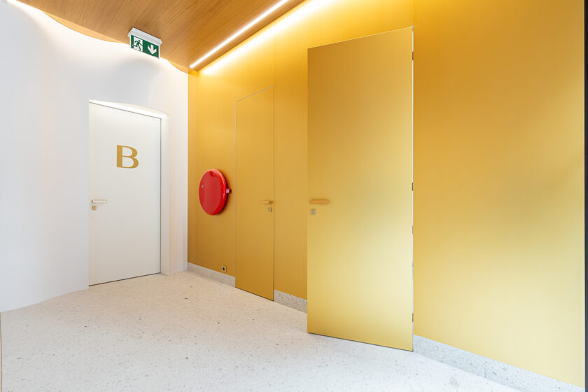 Moderní interiérové dveře v administrativní budově s barevným řešením stěn