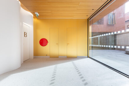 Bytový dům U Milosrdných od Franek Architects: Technické dveře do společných prostor mají atypický alubondový povrch a jsou osazeny ve skrytých zárubních.