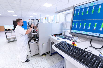 Technik pracující s průmyslovým řídicím systémem při testování technologických zařízení