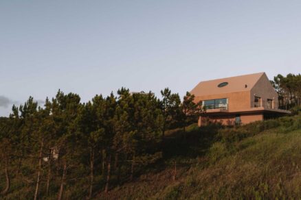 Dům slouží jako rekreační útočiště pro mladou rodinu, která sem přijíždí odpočívat od ruchu Lisabonu.