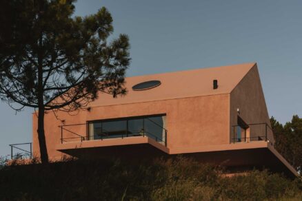 Dům se terénu dotýká jen minimálně a díky konstrukci působí, jako by se nad svahem lehce vznášel.