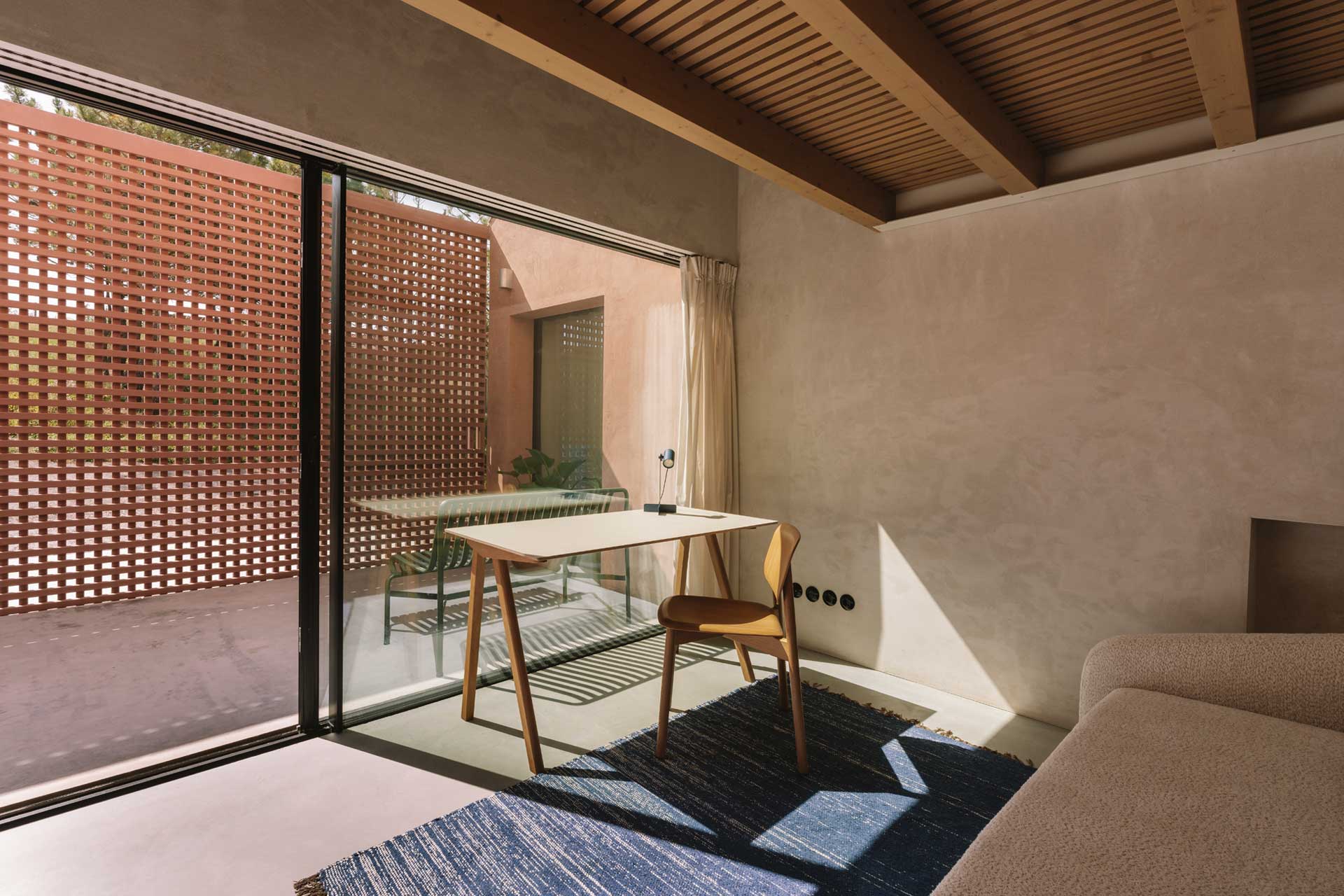 Velká posuvná okna umožňují zcela otevřít interiér do krajiny a proměnit dům v krytý pavilon uprostřed přírody.