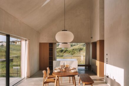 Hlavní obytný prostor propojuje kuchyň, jídelnu a obývací část do jednoho otevřeného interiéru orientovaného směrem do krajiny.