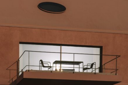 Architekti ze studia extrastudio navrhli stavbu jako klidný objekt, který se nesnaží dominovat krajině, ale spíše s ní splývá.