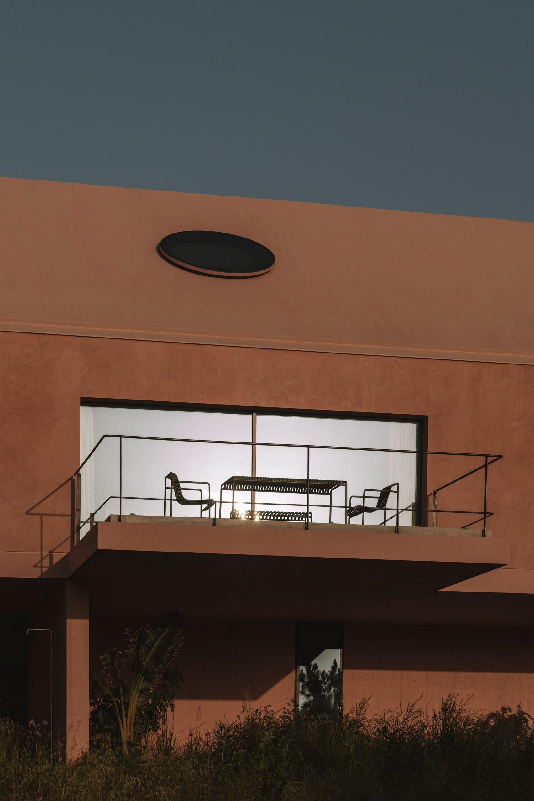 Architekti ze studia extrastudio navrhli stavbu jako klidný objekt, který se nesnaží dominovat krajině, ale spíše s ní splývá.