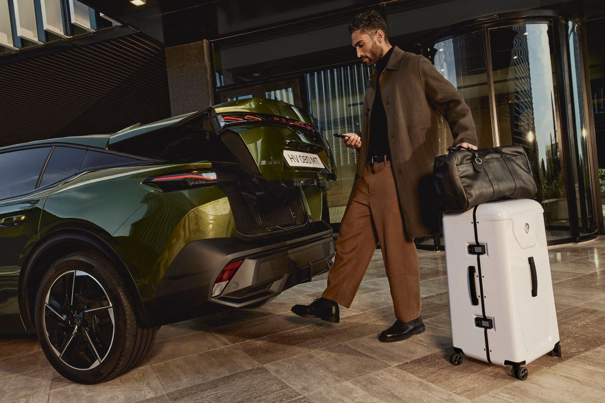 Zavazadlový prostor Peugeot 408 při nakládání kufru před hotelem