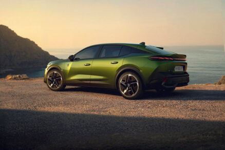 Zadní pohled na Peugeot 408 s dynamickou fastback siluetou