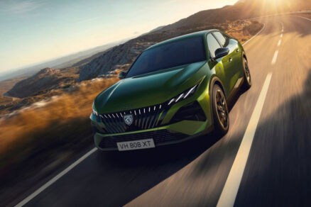 Moderní Peugeot 408 facelift při jízdě na horské silnici s výrazným designem a LED světlomety