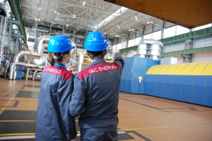 Technici I&C Energo v průmyslovém provozu při kontrole technologického zařízení elektrárny