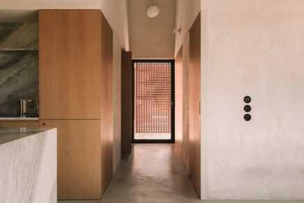 Dominantním prvkem domu je kruhový otvor ve střeše, který přivádí světlo do centra dispozice.