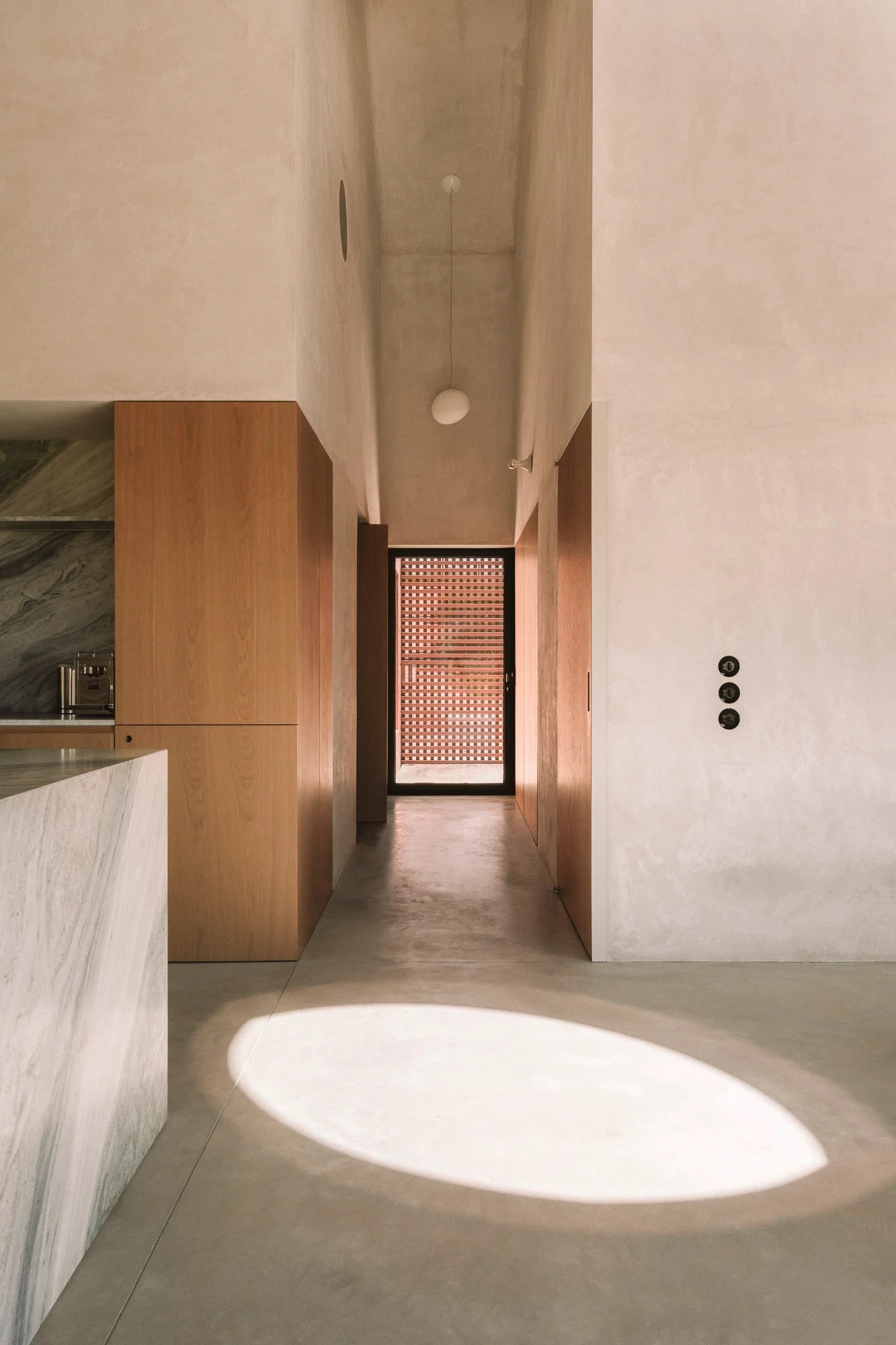 Dominantním prvkem domu je kruhový otvor ve střeše, který přivádí světlo do centra dispozice.