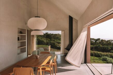 Interiér pracuje s přirozeným světlem, které proniká shora i z bočních oken a během dne proměňuje atmosféru prostoru.