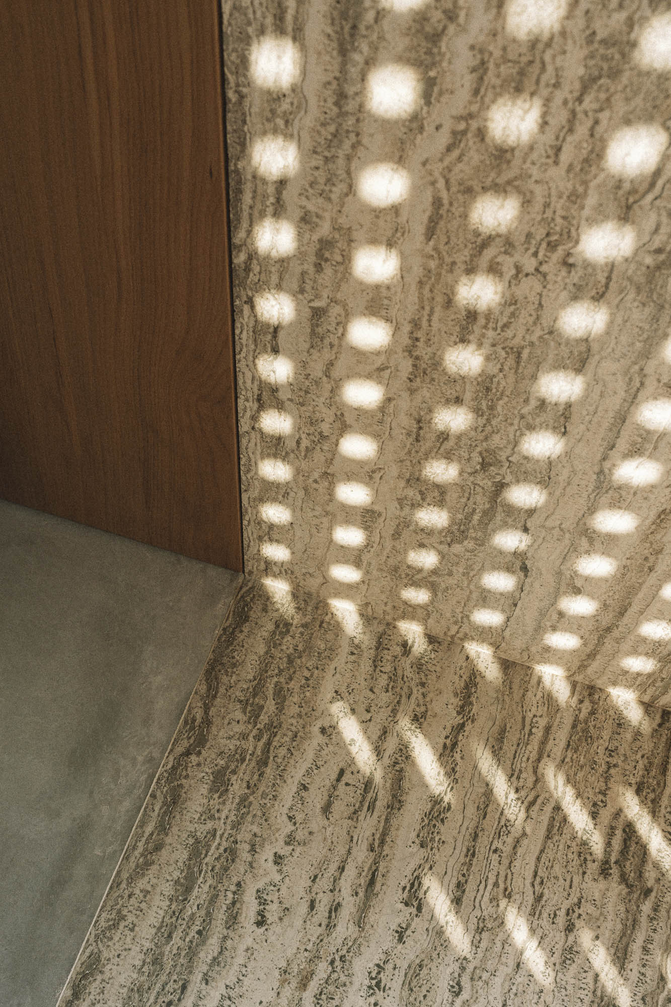 Sluneční paprsky se během dne pomalu posouvají po stěnách a podlaze a vytvářejí přirozený rytmus interiéru.