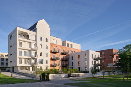 Historické cihlové silo z konce 19. století tvoří dominantu celého komplexu.