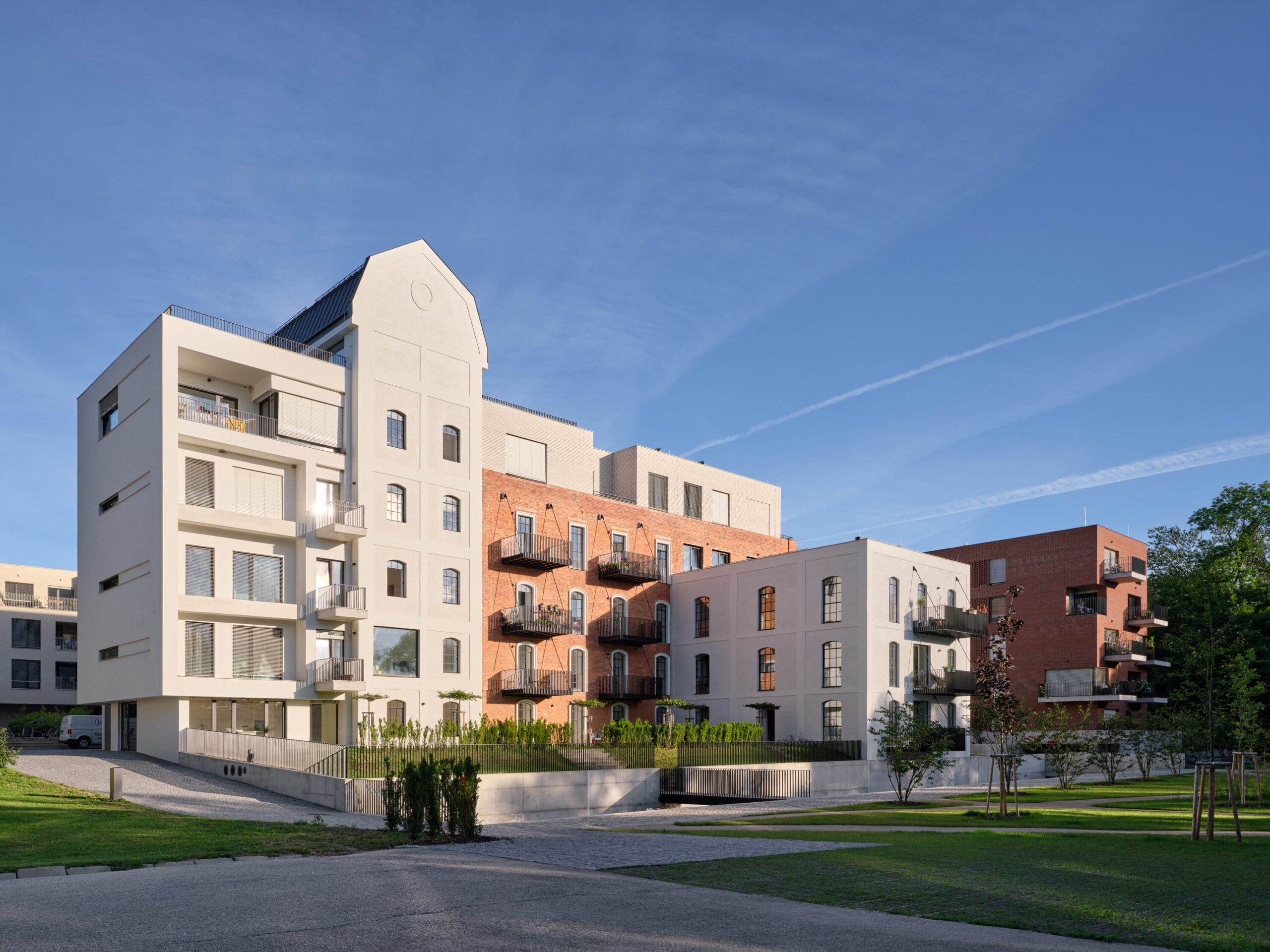 Historické cihlové silo z konce 19. století tvoří dominantu celého komplexu.