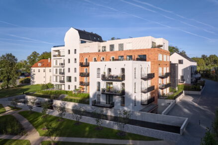 Konverze industriálního areálu kombinuje historické budovy a novostavby.