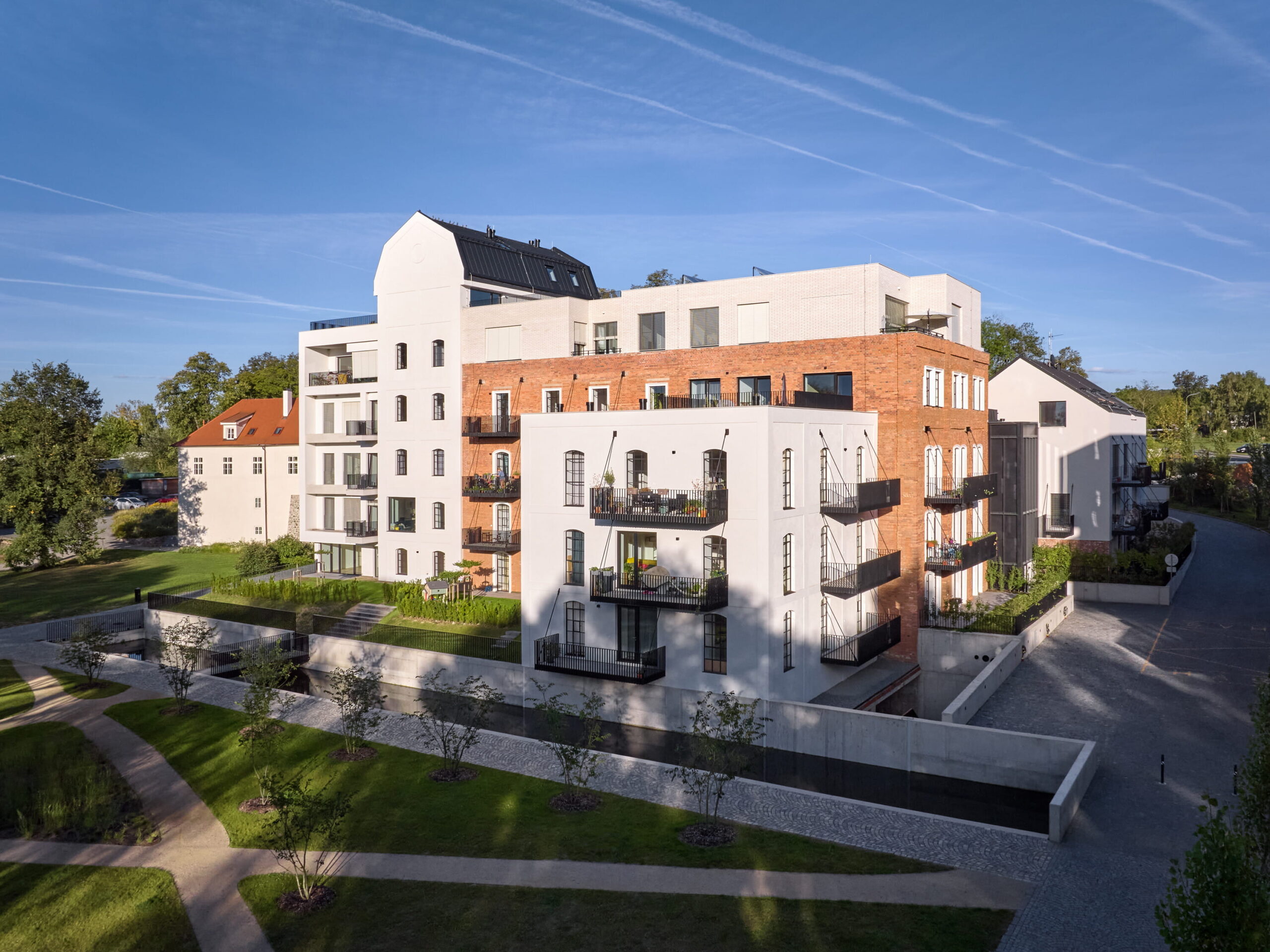 mars architects ray mill residence boysplaynice 02 Konverze industriálního areálu kombinuje historické budovy a novostavby.