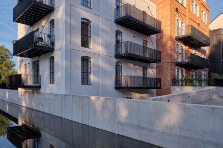 Obnovený náhon připomíná historické propojení mlýna s řekou Vltavou.