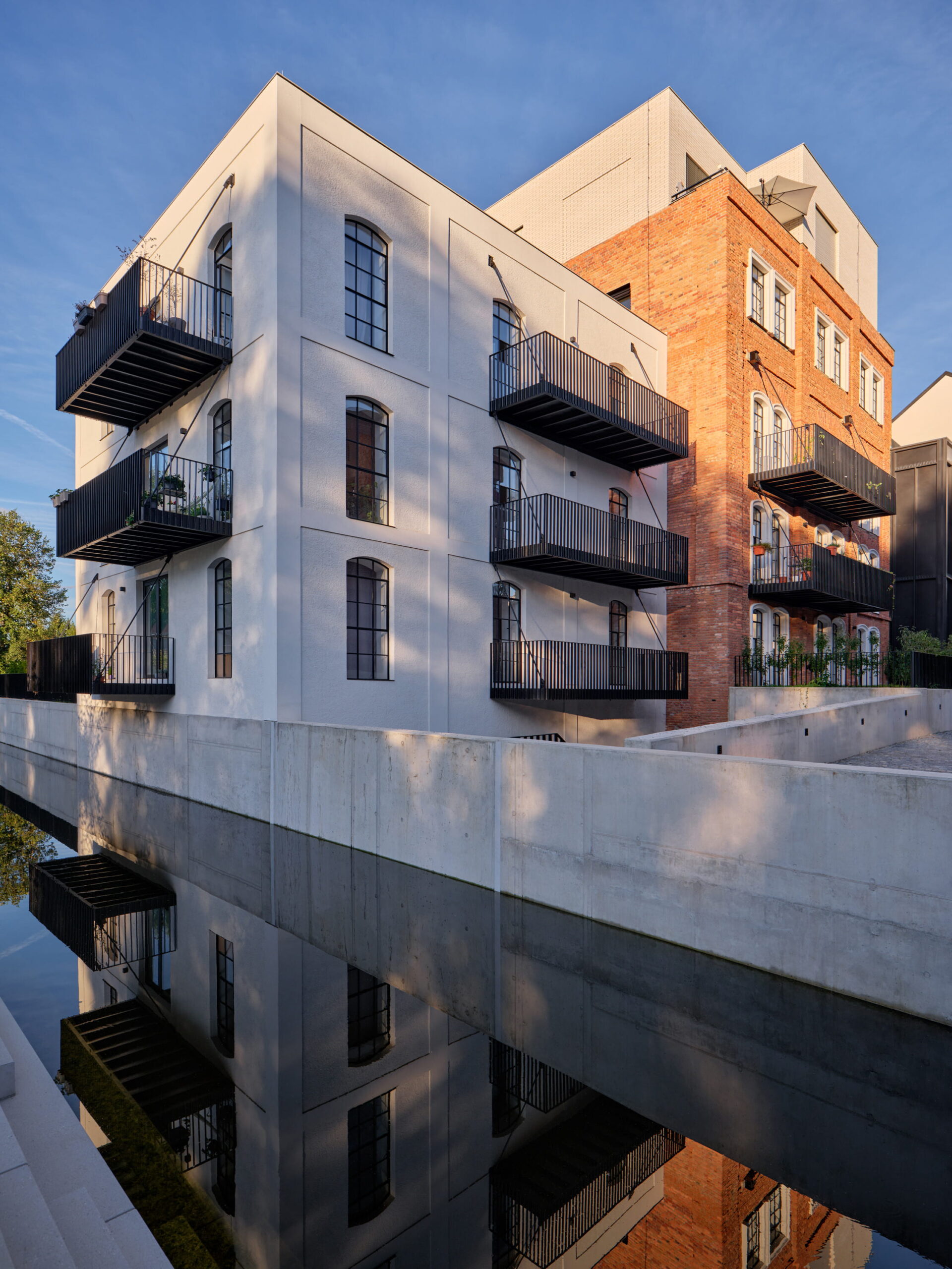 mars architects ray mill residence boysplaynice 06 Obnovený náhon připomíná historické propojení mlýna s řekou Vltavou.