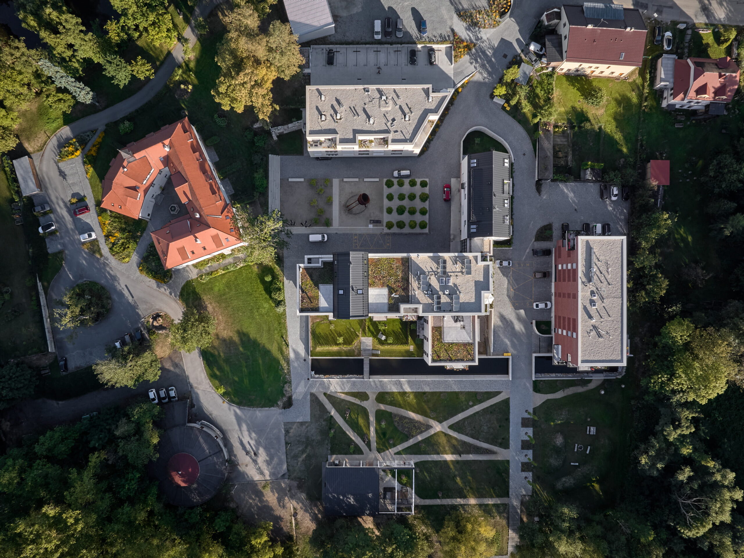 mars architects ray mill residence boysplaynice 08 Projekt zahrnuje celkem 83 bytových jednotek různých velikostí.