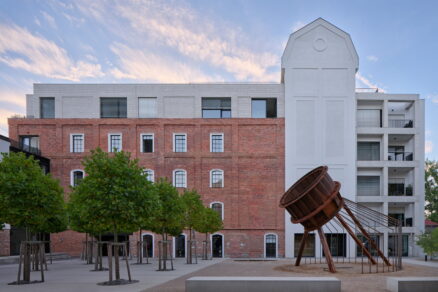 Ve středu náměstí je umístěna původní Francisova turbína nalezená v mlýnském náhonu.