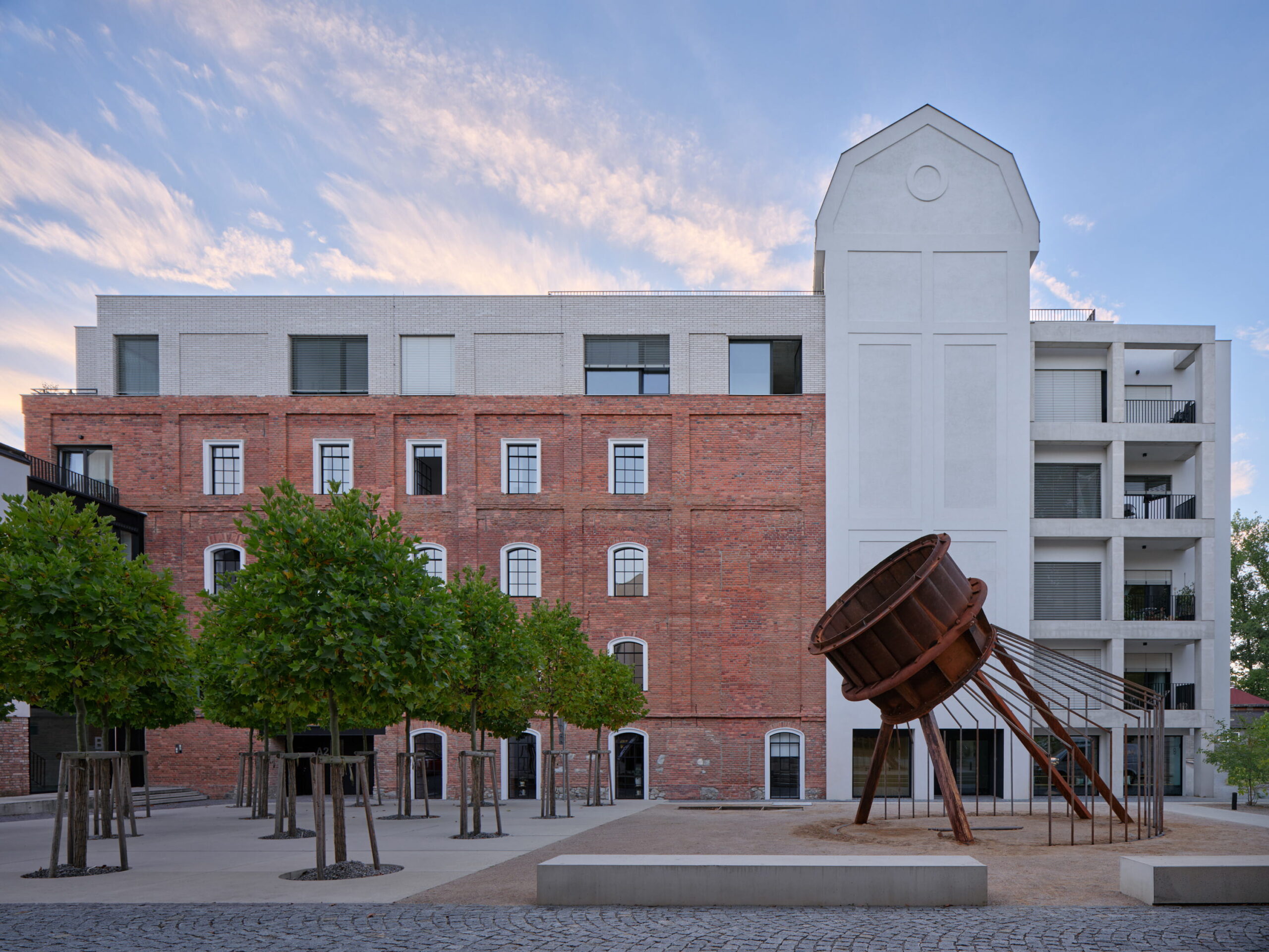 mars architects ray mill residence boysplaynice 10 Ve středu náměstí je umístěna původní Francisova turbína nalezená v mlýnském náhonu.