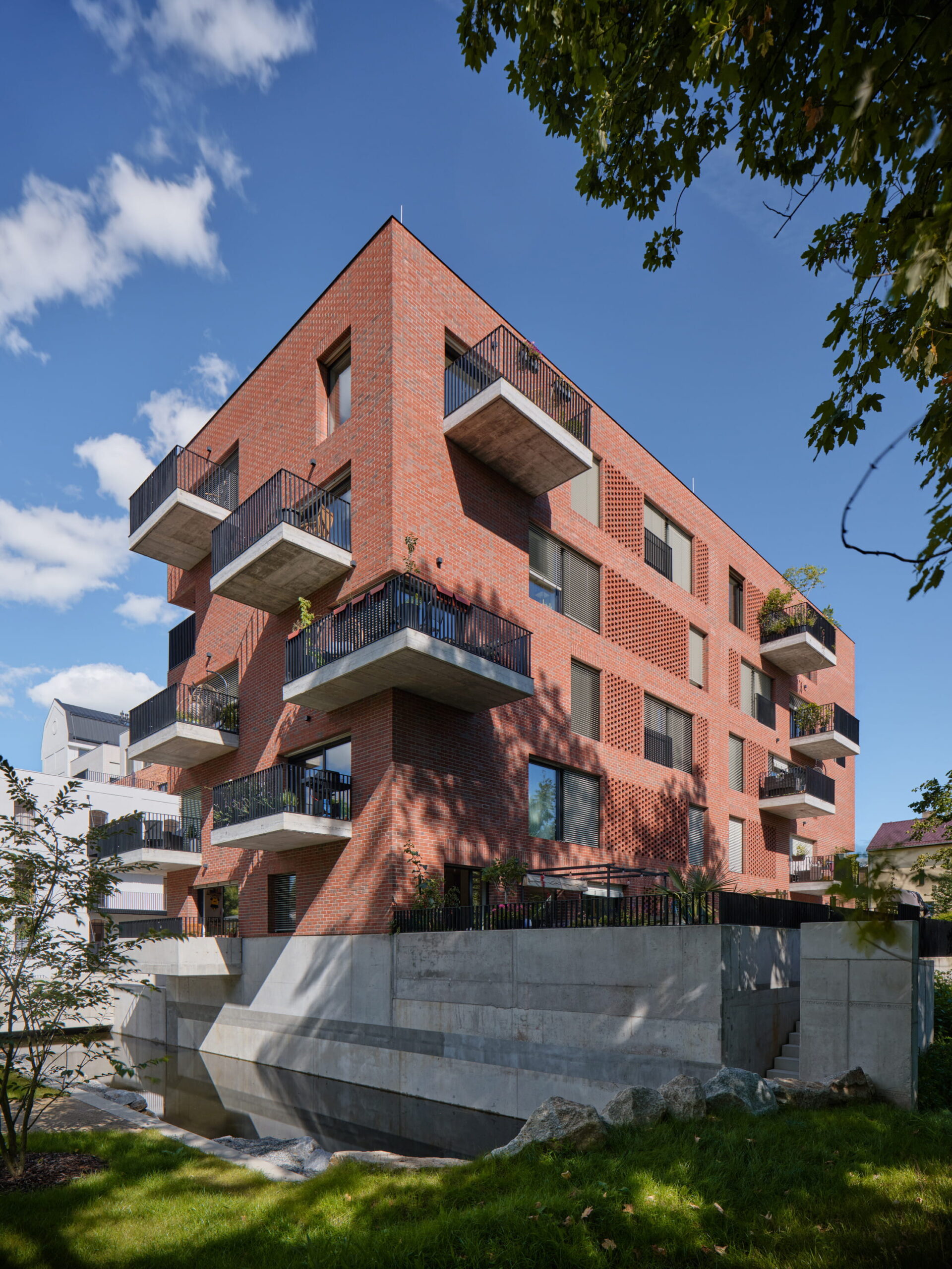 Areál bývalého Žitného mlýna v Boršově nad Vltavou prošel konverzí na obytný soubor