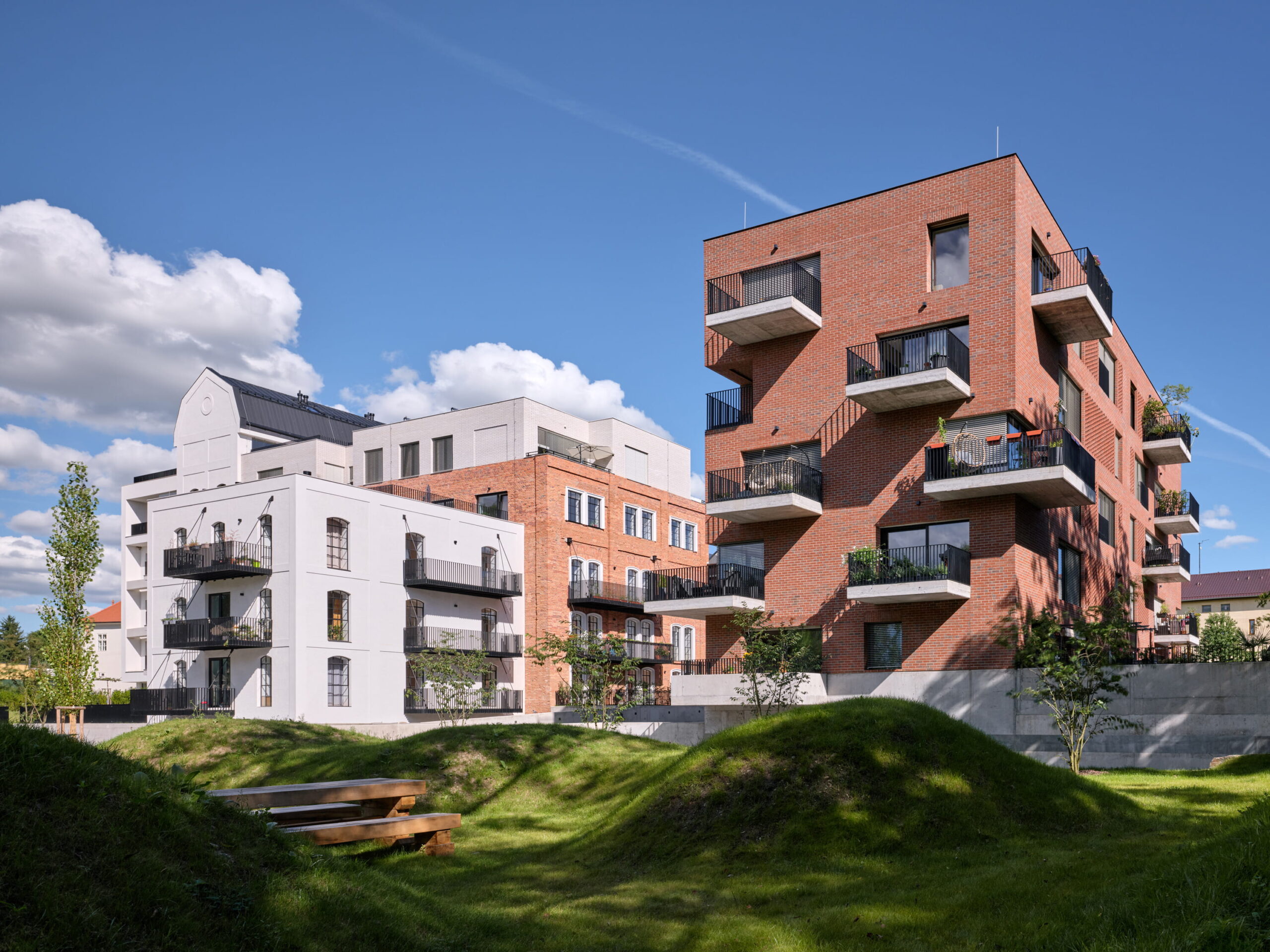 mars architects ray mill residence boysplaynice 17 Třípodlažní novostavba uzavírá prostor nového náměstí a vytváří urbanistický celek.