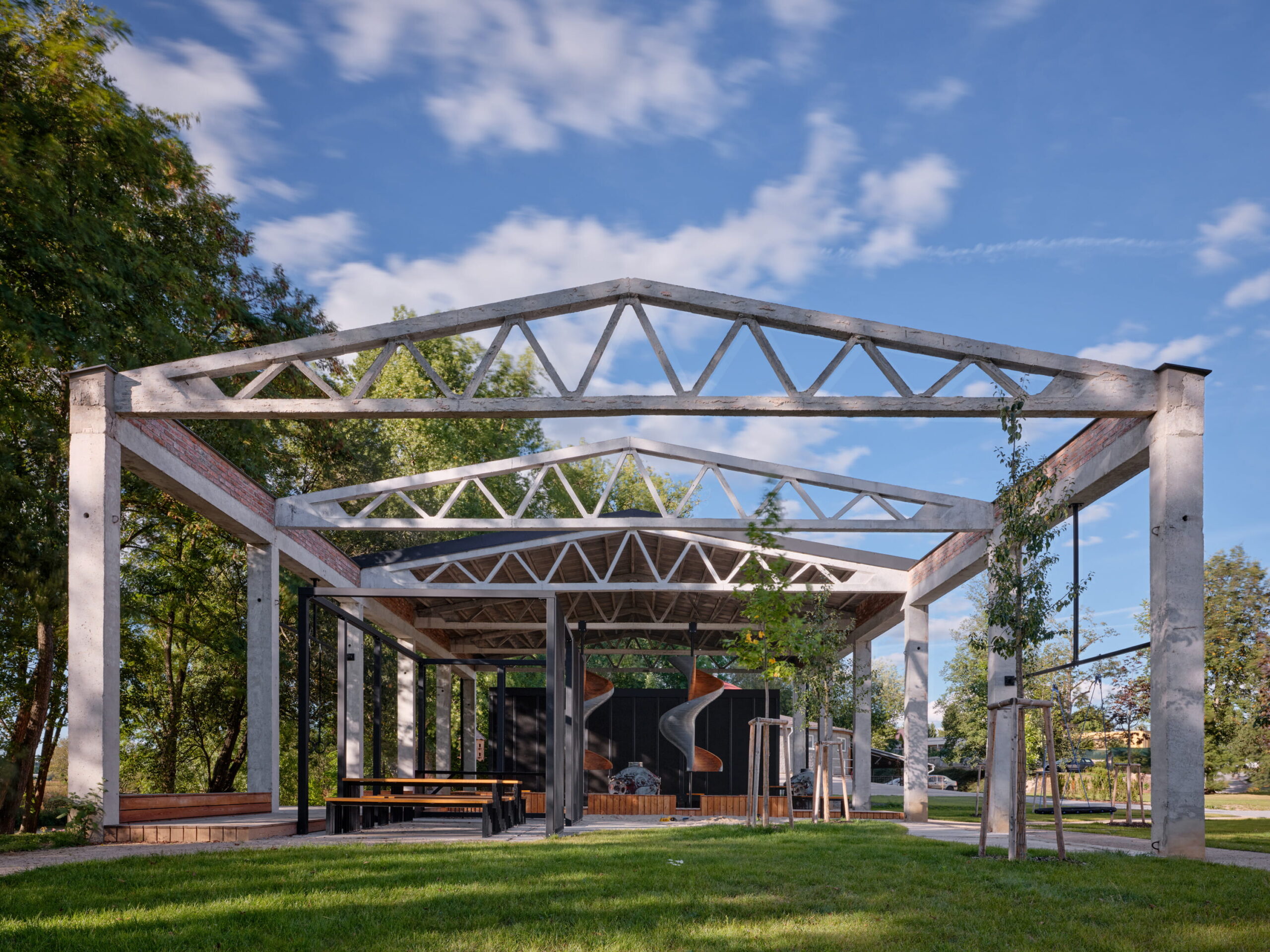 mars architects ray mill residence boysplaynice 18 Zachované torzo původní garáže slouží jako galerijní prostor pro technologické artefakty.