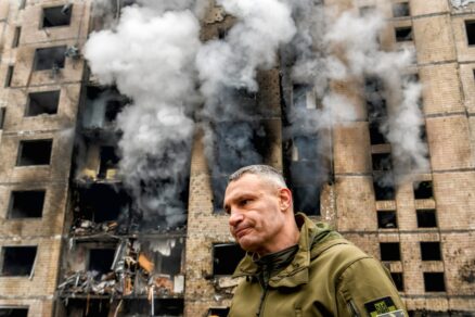 Kyjevský starosta Vitalij Kličko stojí u obytné budovy, která byla dnes ráno 2. ledna 2024 v Kyjevě na Ukrajině těžce poškozena během ruského raketového útoku