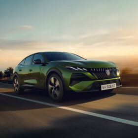 Peugeot 408 facelift při jízdě za západu slunce s aerodynamickým profilem