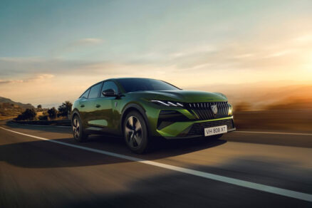 Peugeot 408 facelift při jízdě za západu slunce s aerodynamickým profilem