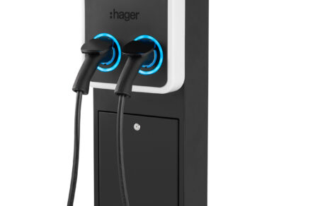 Dvojitá nabíjecí stanice Hager witty park 2 pro komerční elektromobilitu