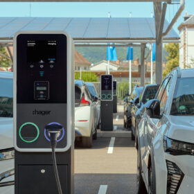 Nabíjecí stanice Hager witty pro pro elektromobily na parkovišti s fotovoltaikou