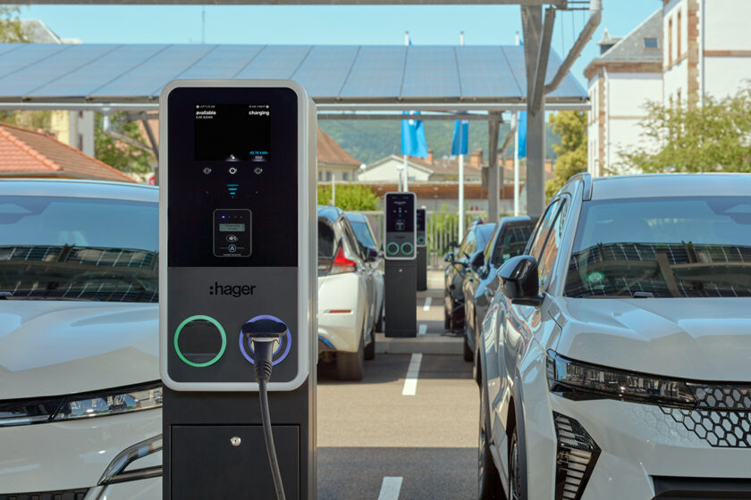 Nabíjecí stanice Hager witty pro pro elektromobily na parkovišti s fotovoltaikou