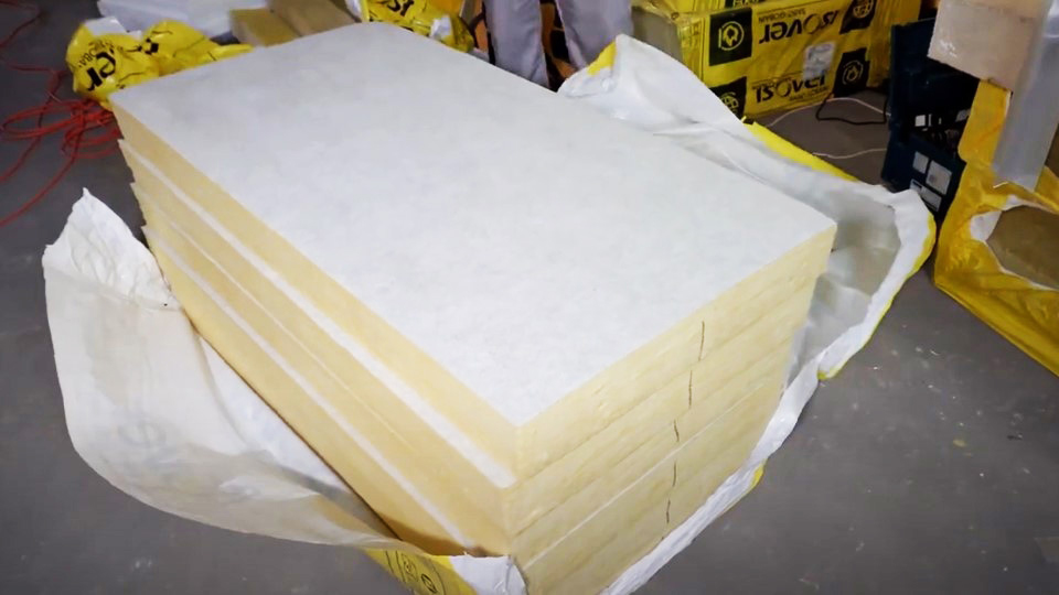 Příprava izolačních desek Isover Stropmax 31 před montáží