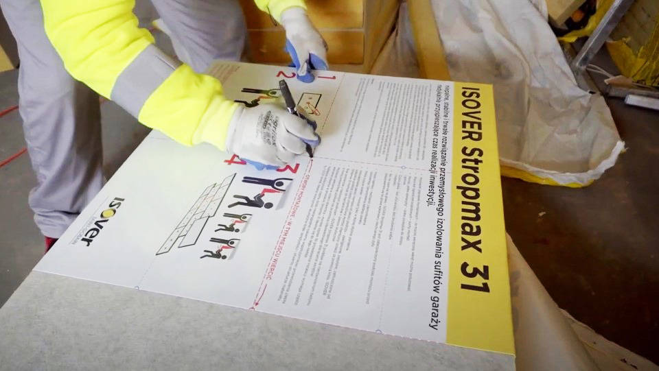 Vyznačení míst pro kotvení izolačních desek podle šablony