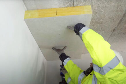 Přidržení izolační desky při montáži na strop